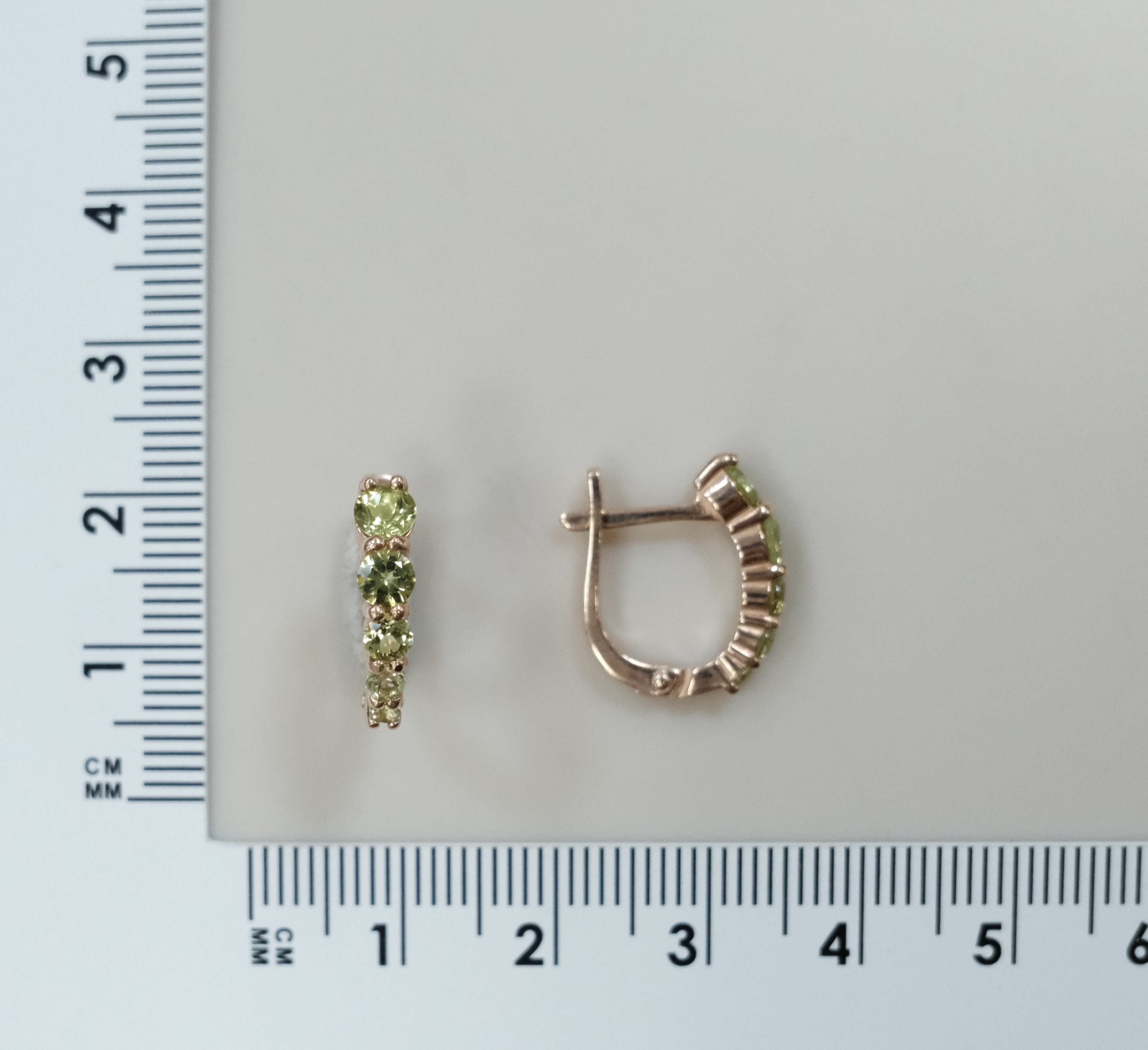 Серебряные серьги с хризолитами
